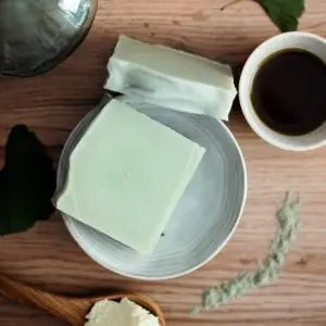 Savon artisanal avocat - Karité certifié Fair For Life. Savon Surgras et sans huile essentielle. Chaque savon est unique.