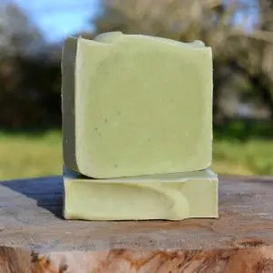 Savon surgras produit par saponification à froid. Ne contient pas d'huile essentielle. Ce savon est certifié Fair For Life.