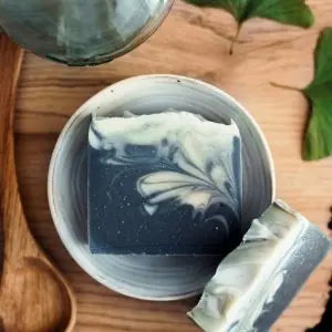 Savon artisanal Charbon certifié Fair for Life. Contient des huiles essentielles de Tea Tree.