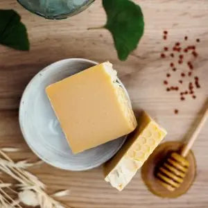 Savon artisanal enrichi au miel du Périgord et certifié Fair For Life