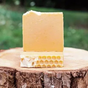 Savon surgras enrichi au miel du Périgord et avec des huiles essentielles de lemongrass.