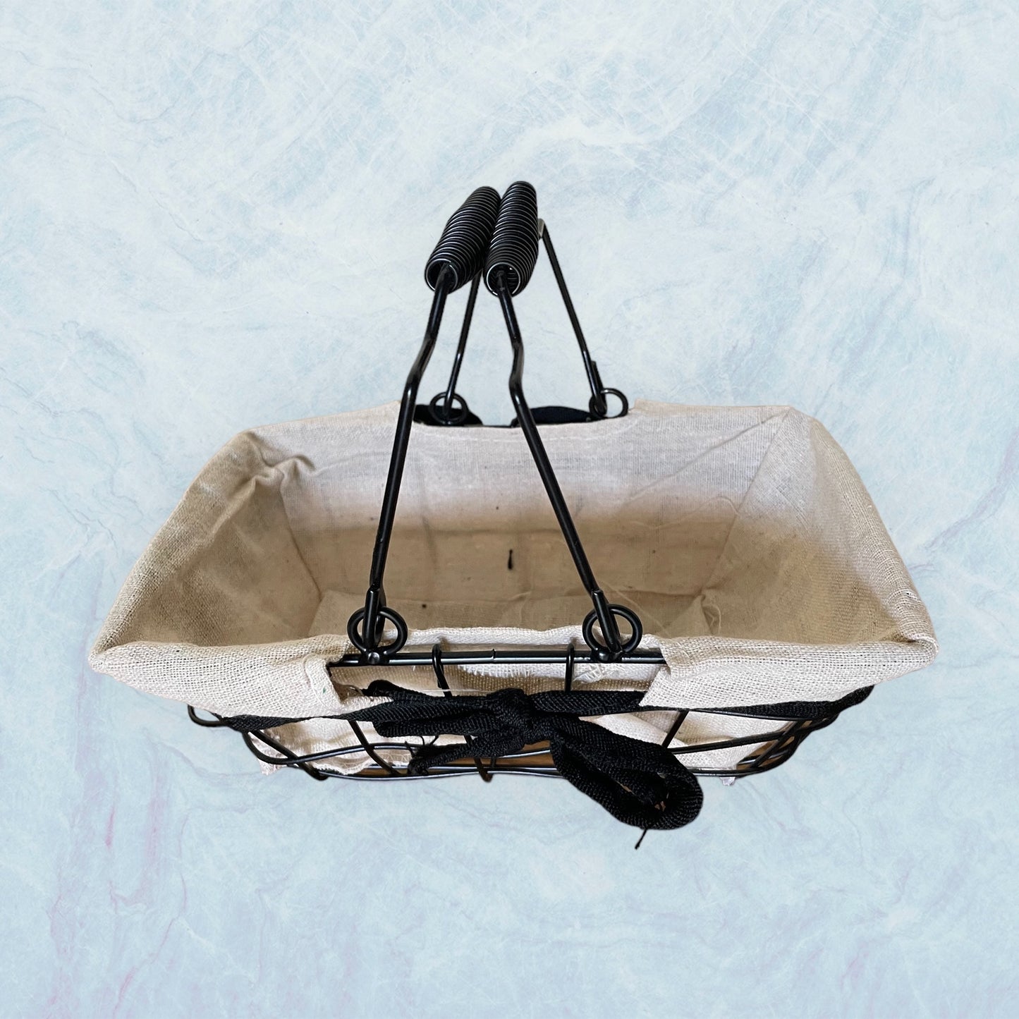 Découvrez l'élégant Panier Métal Rectangle Noir de 22x14x8cm sur jm-monterroir.fr. Personnalisez ce panier avec des produits locaux de qualité pour offrir une expérience unique et raffinée.