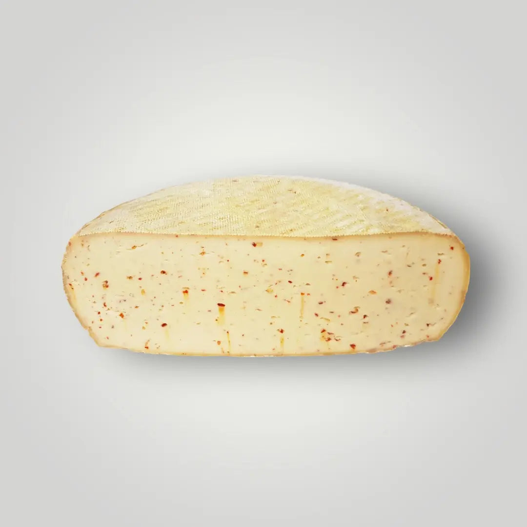 Fromage a raclette au piment de la fromagerie Baechler vendu par JM Monterroir