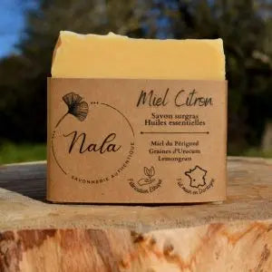 Savonnerie Nala produit un savon aux huiles essentielles de lemongrass par une saponification à froid