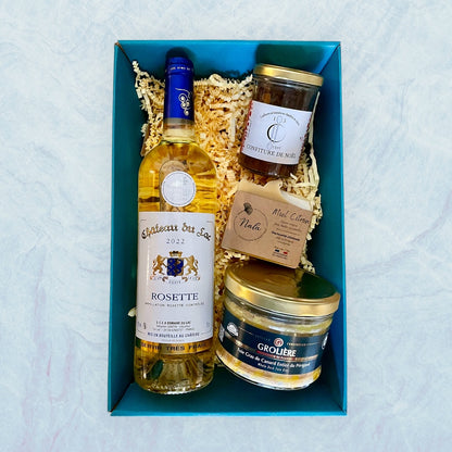 Panier cadeaux composé de Vin rosette,  Foie Gras, savon miel citron artisanal et de la confiture de Noël